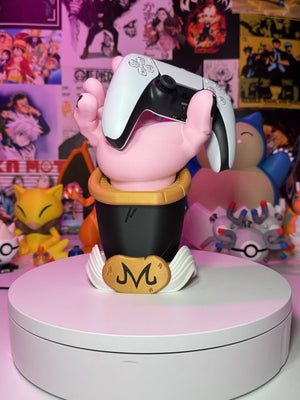 Supporto controller ispirato a Majin Buu Dragon Ball, sfondo decorato con poster anime.