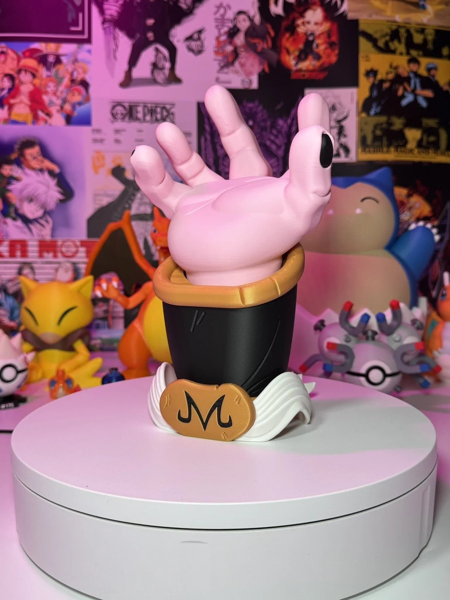 Porta controller a forma di mano di Majin Buu Dragon Ball, con sfondo anime e manga.