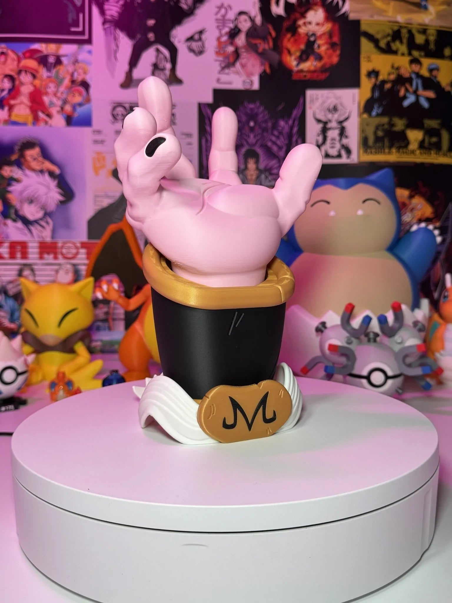Supporto per controller a forma di mano di Majin Buu di Dragon Ball, con sfondo anime.