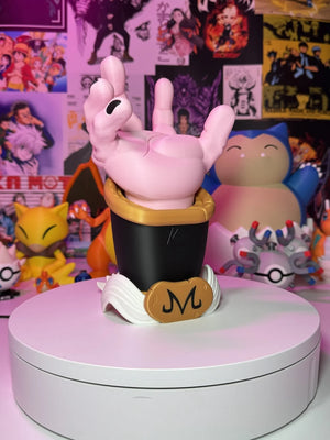 Supporto per controller a forma di mano di Majin Buu di Dragon Ball, con sfondo anime.