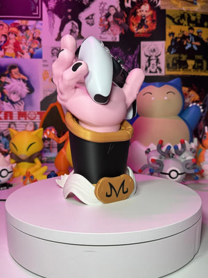 Porta controller Majin Buu Dragon Ball, mano rosa che regge un gamepad, sfondo anime.