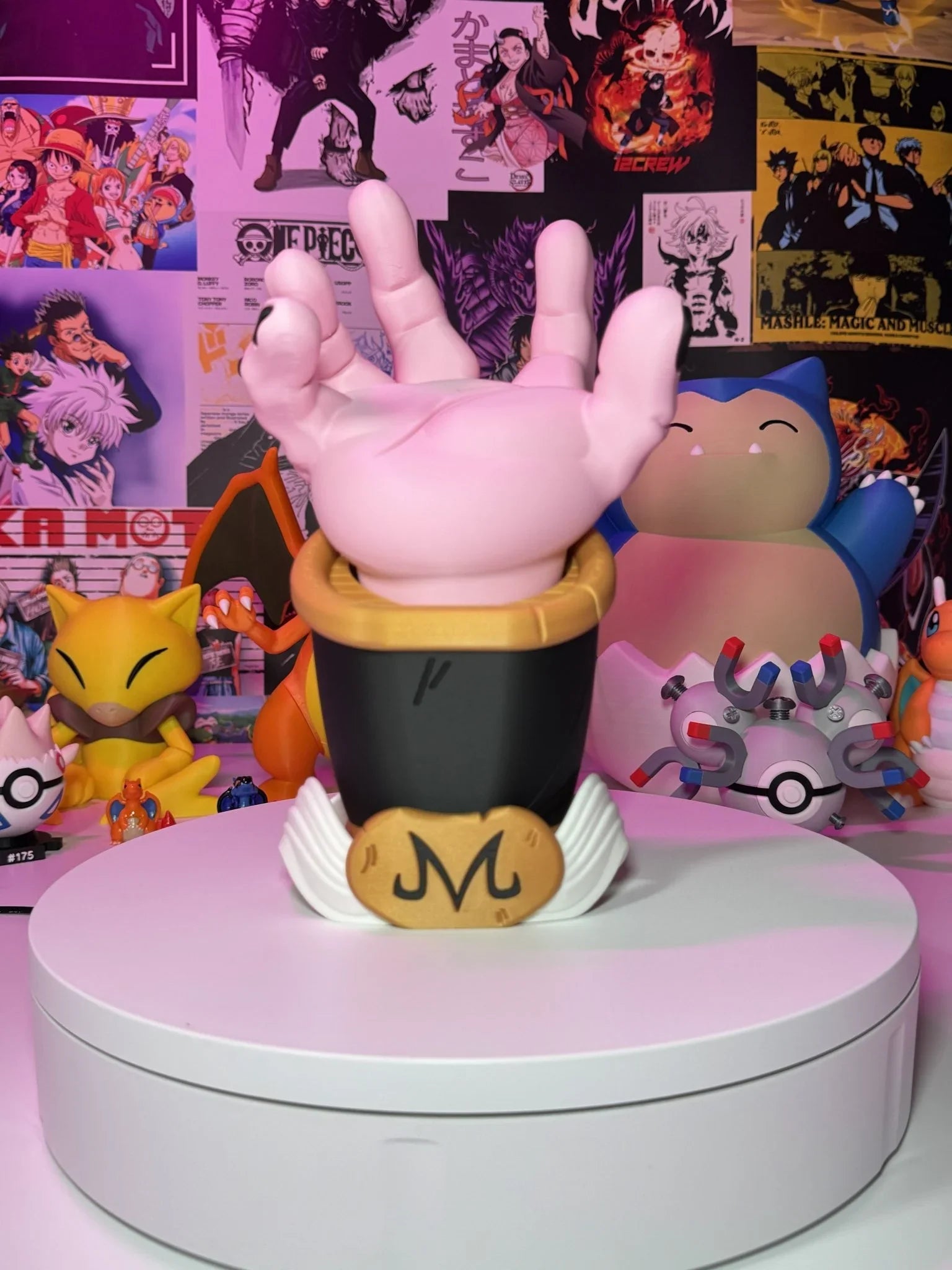 Supporto controller Majin Buu Dragon Ball, figura rosa con mano sollevata, sfondo anime