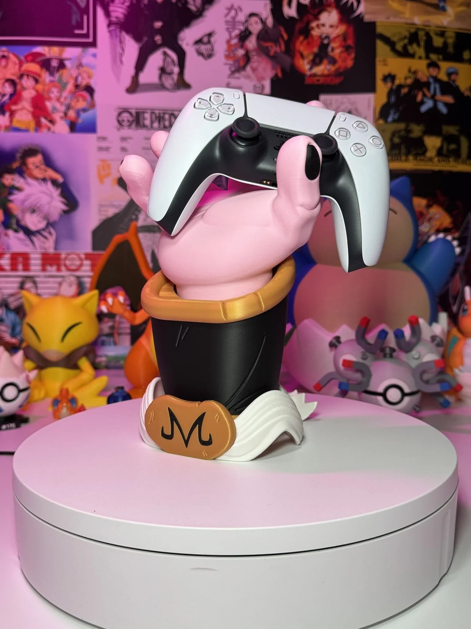 Supporto porta controller Majin Buu Dragon Ball, mano rosa che regge joypad, sfondo anime colorato