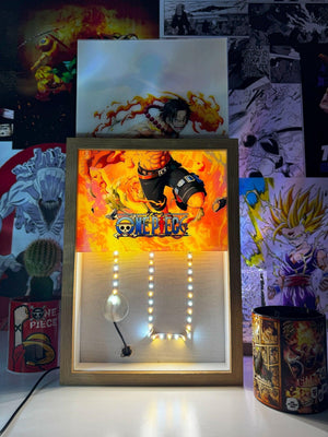 Lampada LED decorativa Portgas D. Ace One Piece con arte infuocata e luci, ambiente otaku.