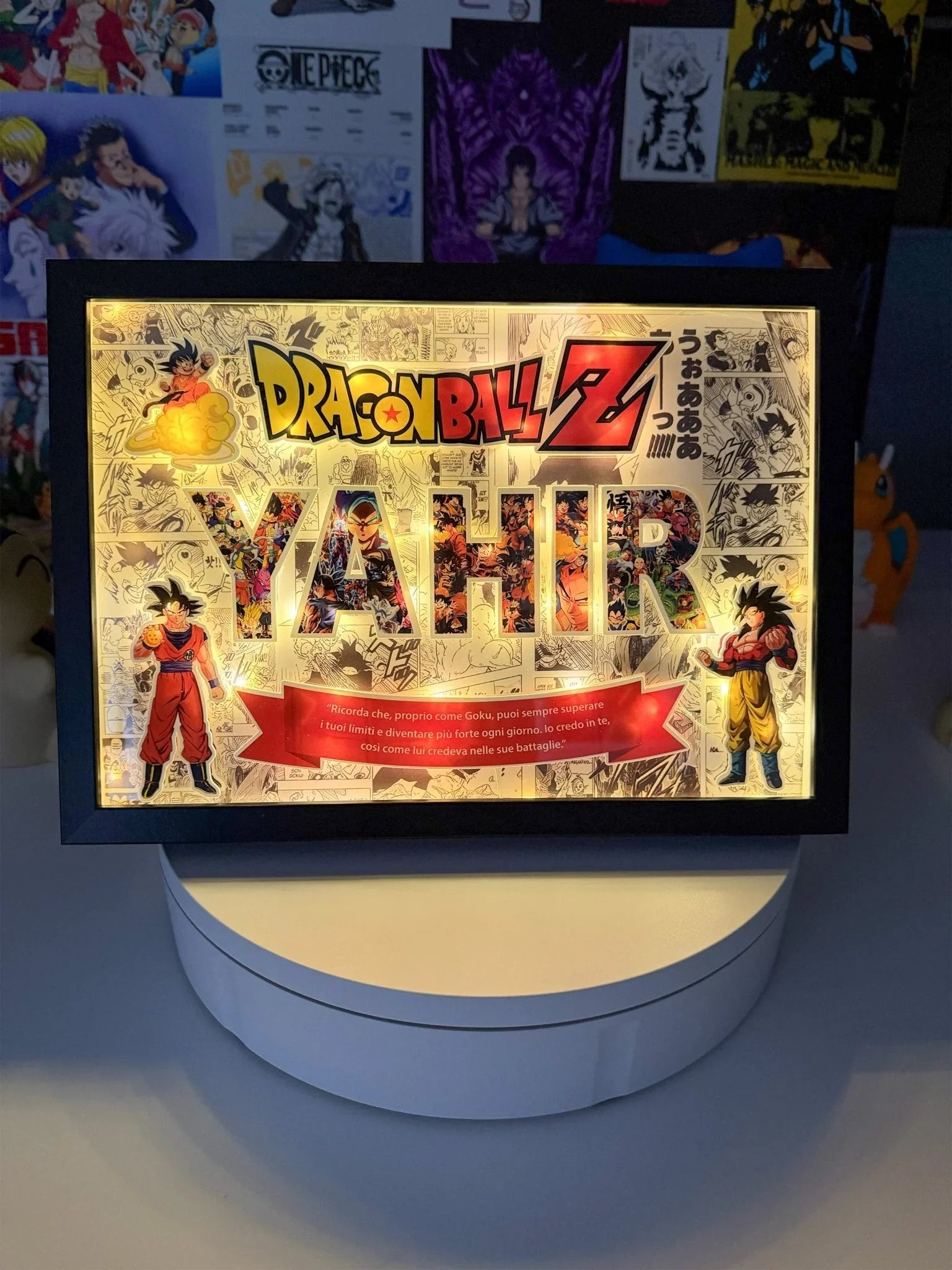 Quadro 3D personalizzato Dragon Ball Z con nome Yahir, Goku, luci LED e sfondo manga.