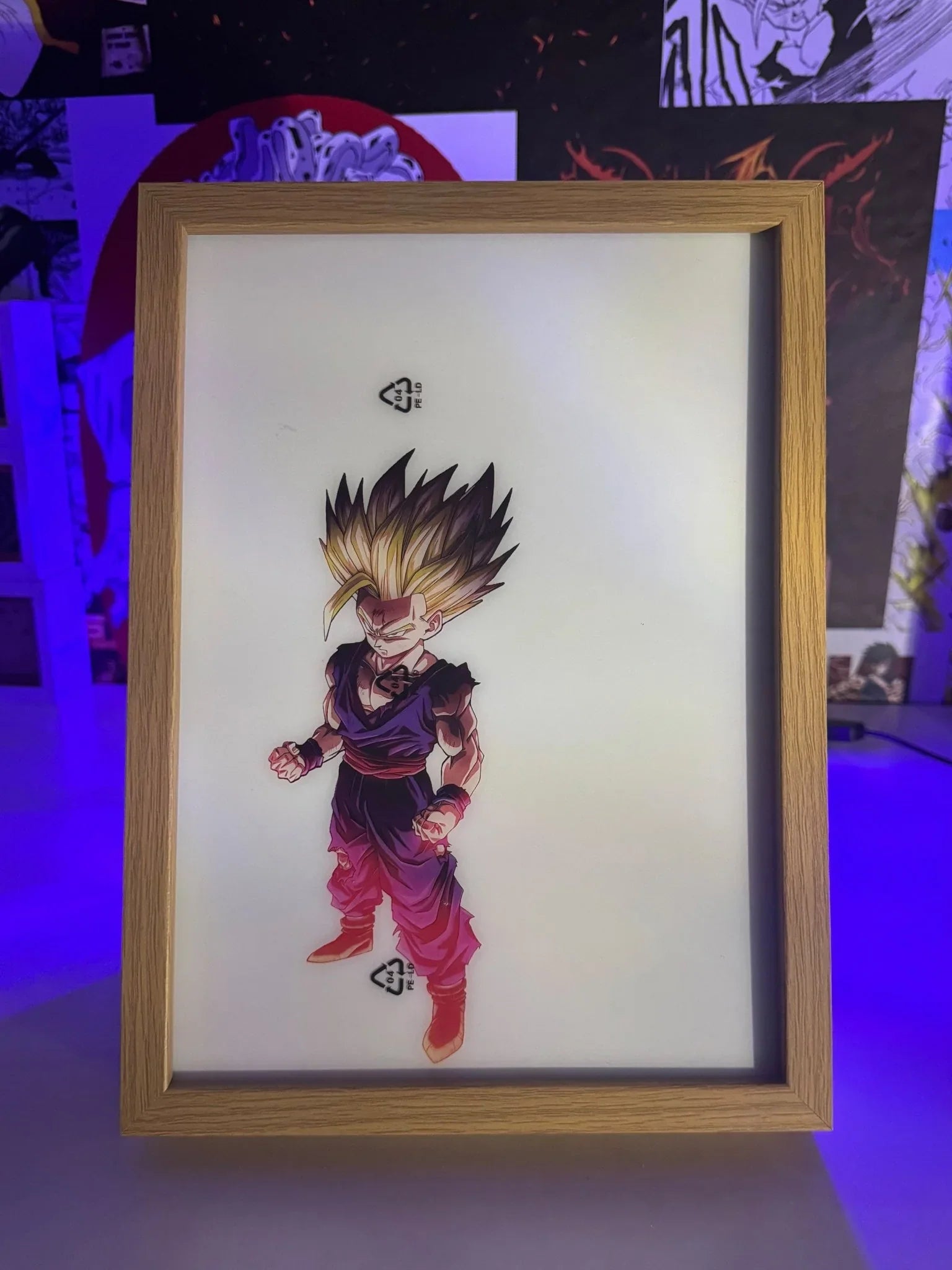 Quadro LED con personaggio anime Super Saiyan in posa, cornice in legno, sfondo luminoso.