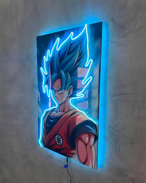 Quadro anime Goku Super Saiyan con effetto neon blu acceso su parete grigia