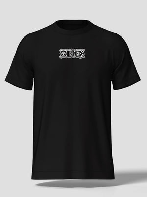 T-shirt nera regular fit con logo ricamato One Piece sul petto, stile anime giapponese.