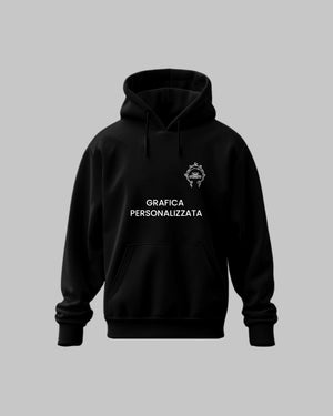 Felpa nera con cappuccio, ricamo personalizzato e testo grafica personalizzata, sfondo grigio.