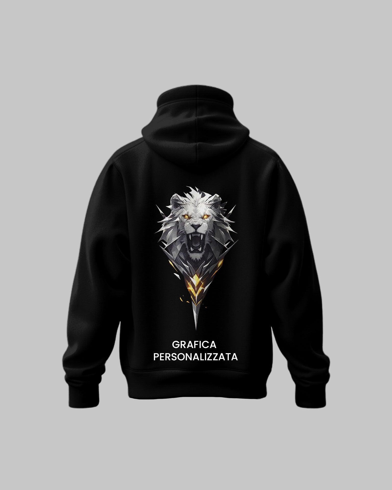 Felpa nera con ricamo personalizzato di leone stilizzato e scritta 'grafica personalizzata'.
