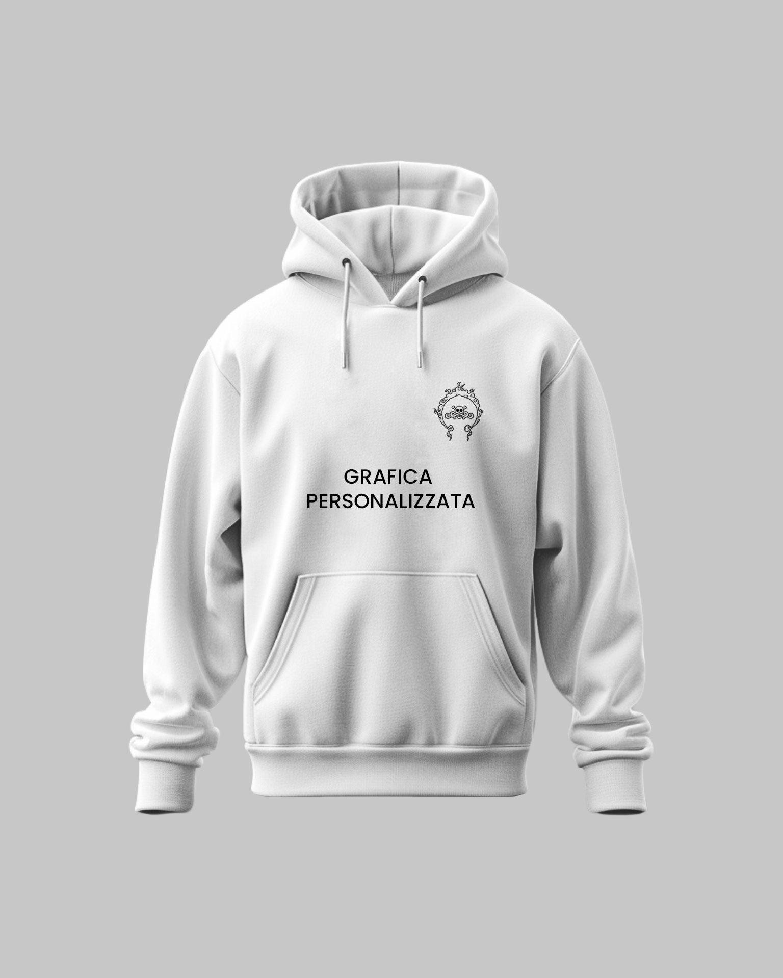 Felpa bianca con ricamo e scritta grafica personalizzata su sfondo grigio, stile anime.