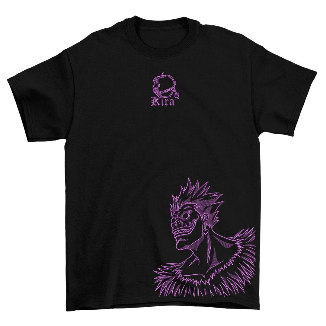 T-shirt nera anime ricamata, disegno viola personaggio shinigami e scritta Kira.