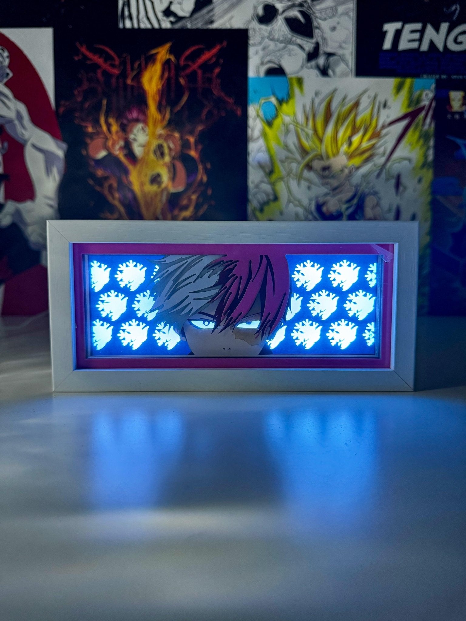 Light box decorativo con illustrazione di Shoto Todoroki di My Hero Academia, sfondo luminoso blu.