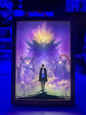Lampada LED da parete con illustrazione di personaggio anime e ombre mistiche, colori viola e giallo