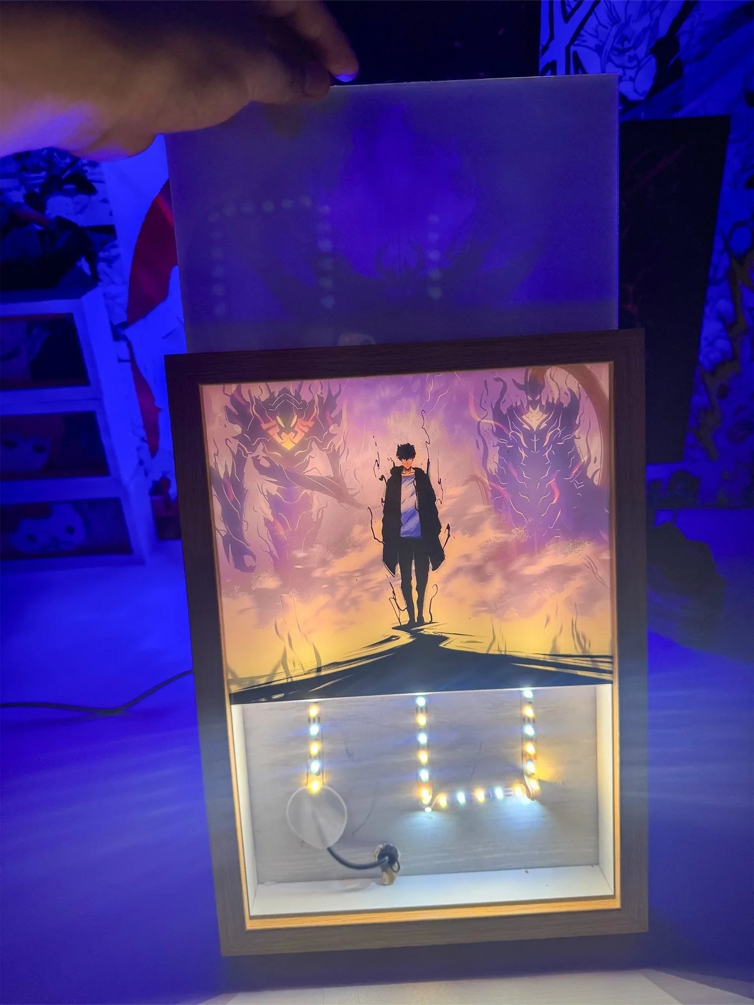 Lampada LED decorativa con protagonista anime Jinwoo e figure oscure, effetto painting.