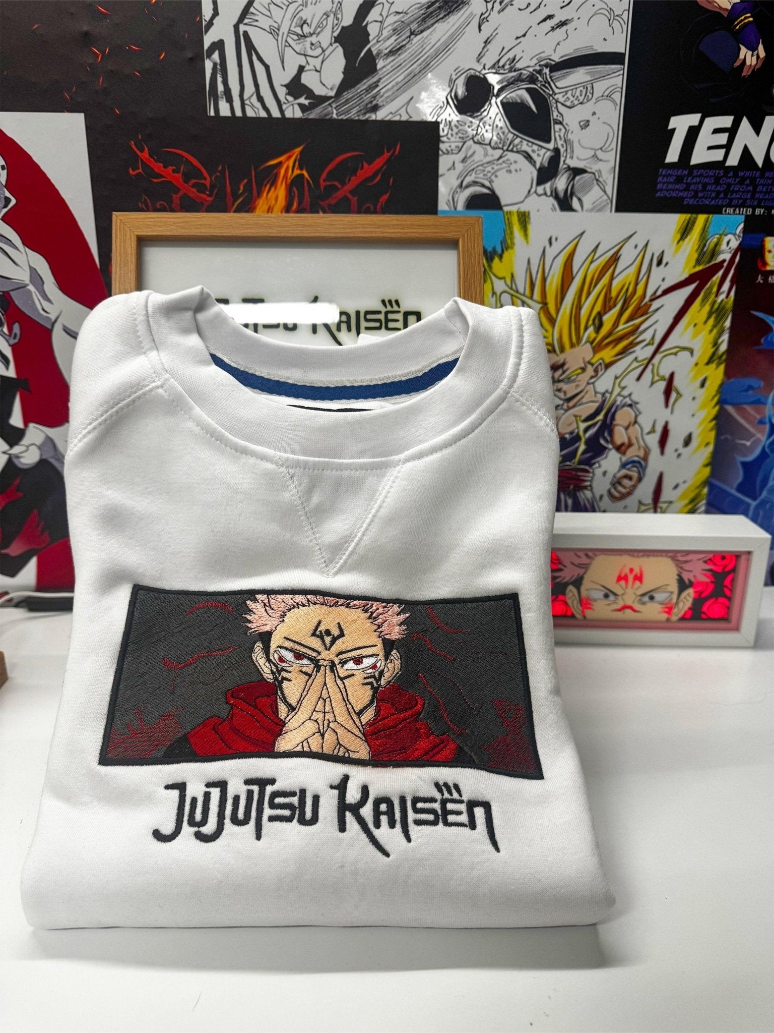 Felpa bianca ricamata Sukuna Jujutsu Kaisen, scena espansione di dominio, sfondo poster anime.