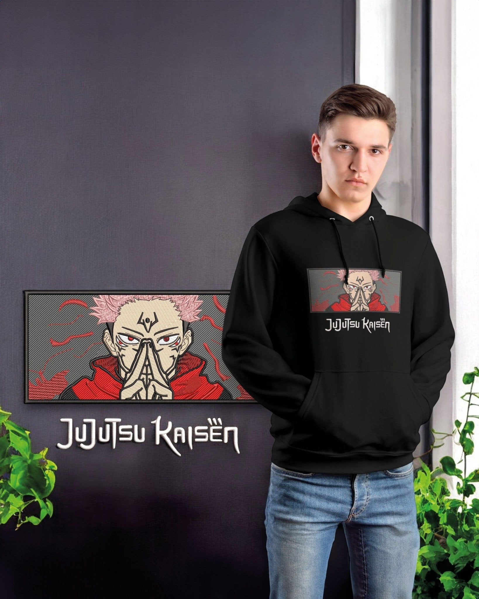 Felpa nera con ricamo Sukuna di Jujutsu Kaisen, ragazzo in posa, design anime dettagliato.