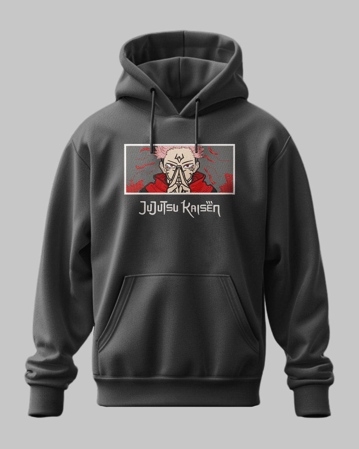 Felpa nera con ricamo di personaggio Sukuna di Jujutsu Kaisen, stile anime, sfondo grigio.