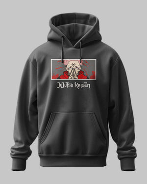 Felpa nera con ricamo di personaggio Sukuna di Jujutsu Kaisen, stile anime, sfondo grigio.