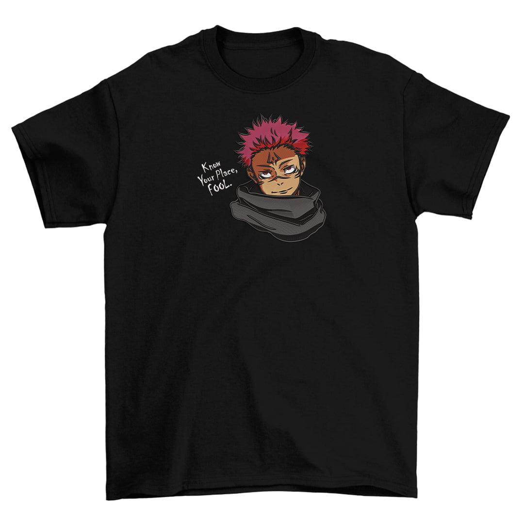 T-shirt nera anime ricamata con personaggio dai capelli rossi e scritta Know Your Place Fool