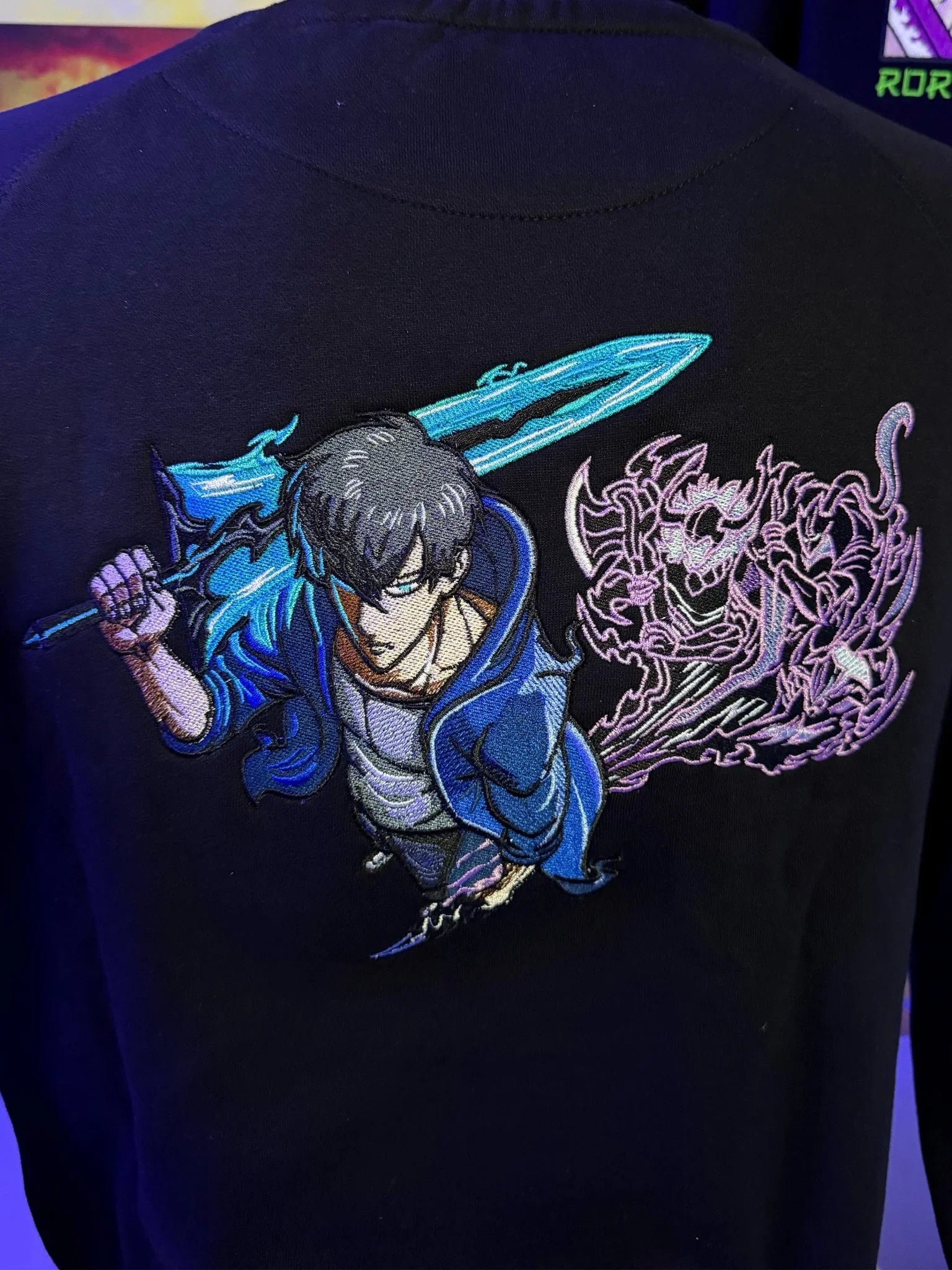 Felpa nera con ricamo anime di guerriero con spada blu e ombra viola, stile Solo Leveling