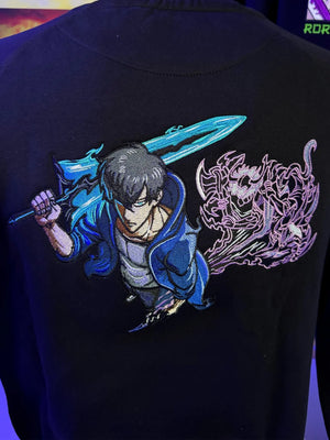 Felpa nera con ricamo anime di guerriero con spada blu e ombra viola, stile Solo Leveling