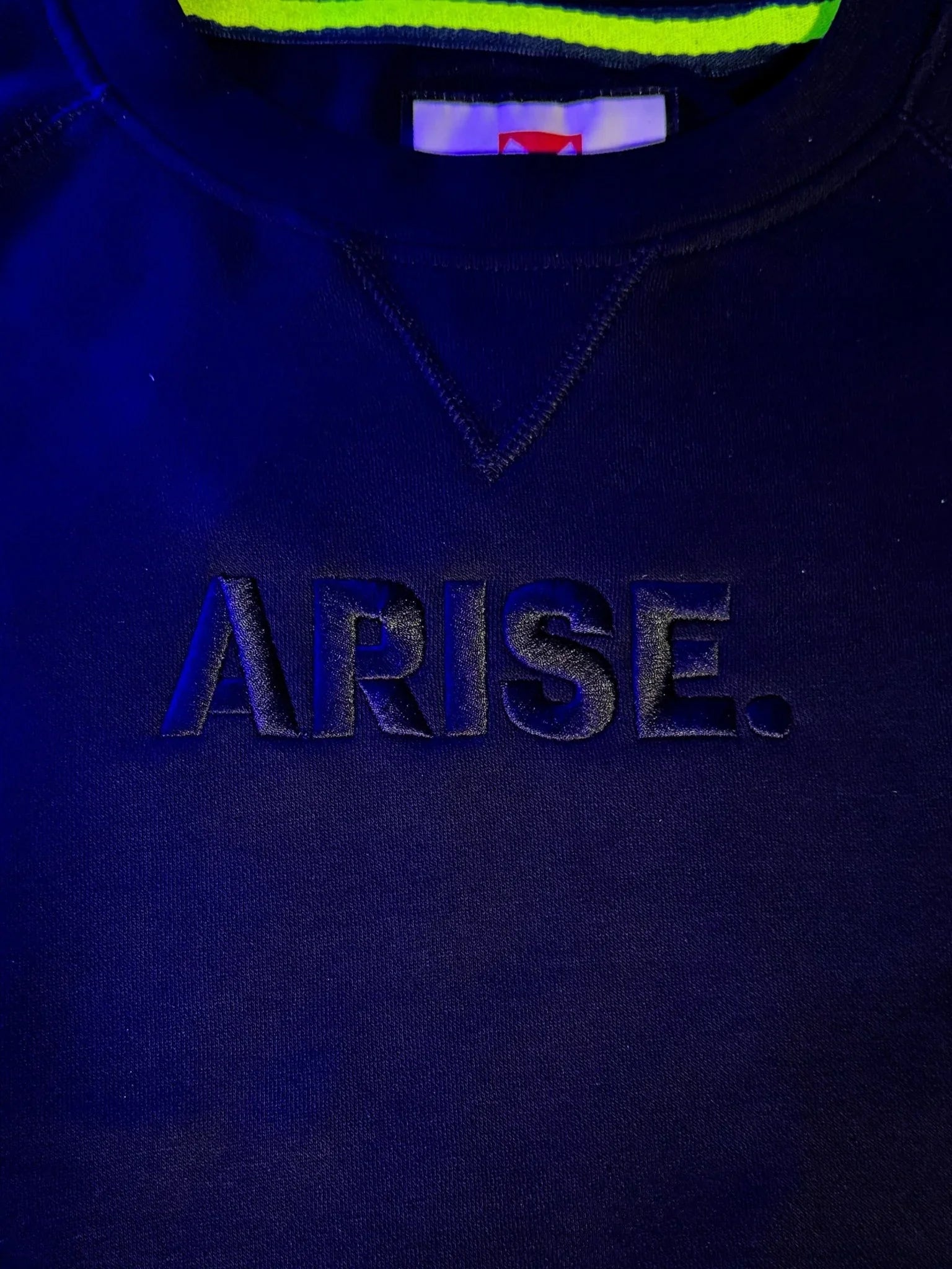 Felpa nera ricamata con la scritta ARISE ispirata a Solo Leveling