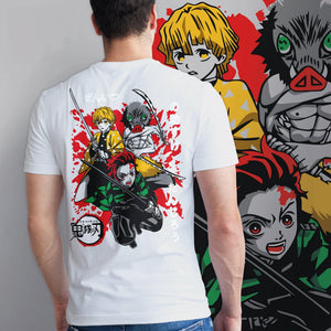 T-shirt bianca con stampa anime Demon Slayer, personaggi stilizzati e dettagli rossi giapponesi.