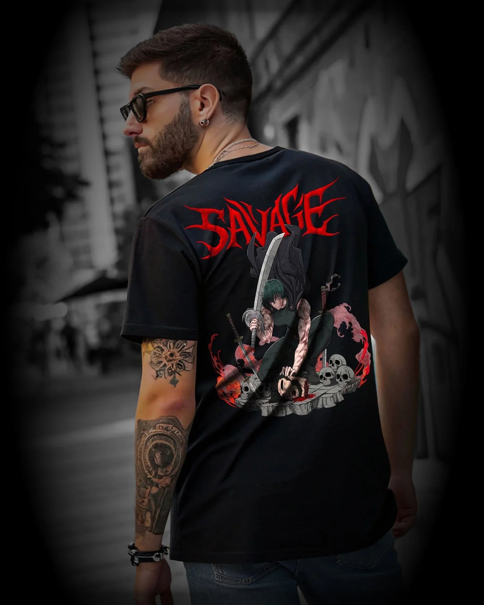 T-shirt nera anime con stampa Maki Zenin e scritta Savage, stile streetwear giapponese