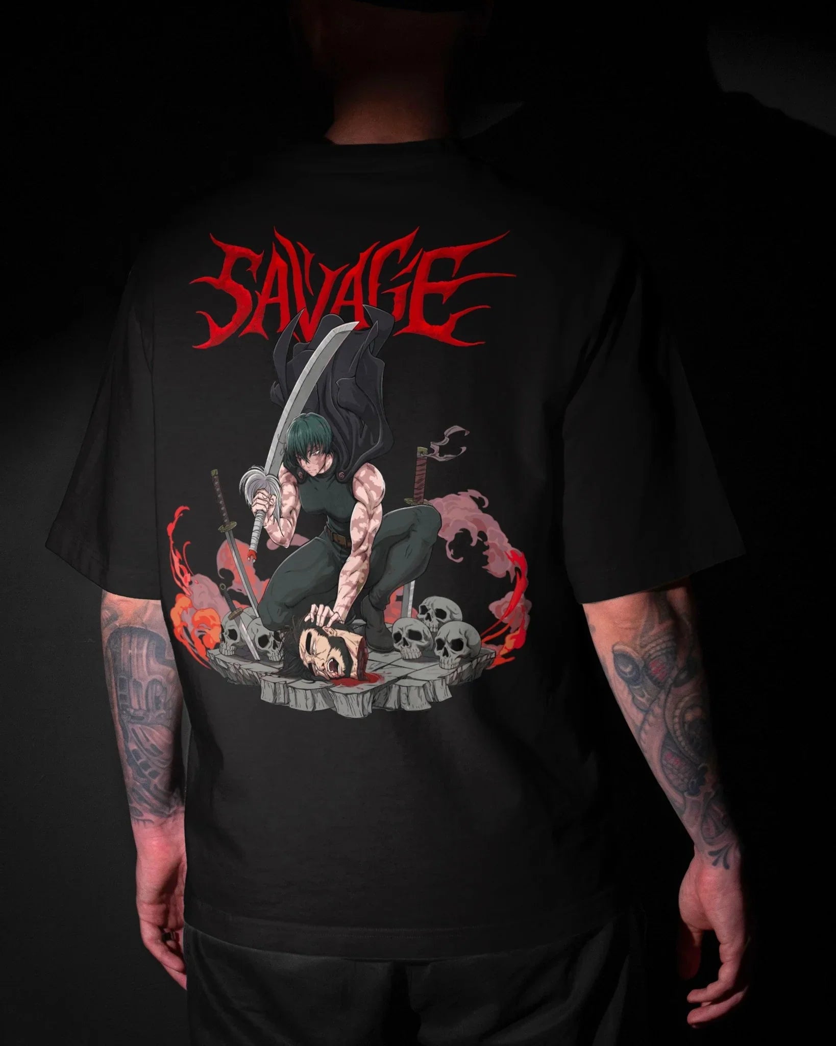T-shirt nera con stampa anime su schiena, personaggio armato, teschi e scritta Savage rossa.