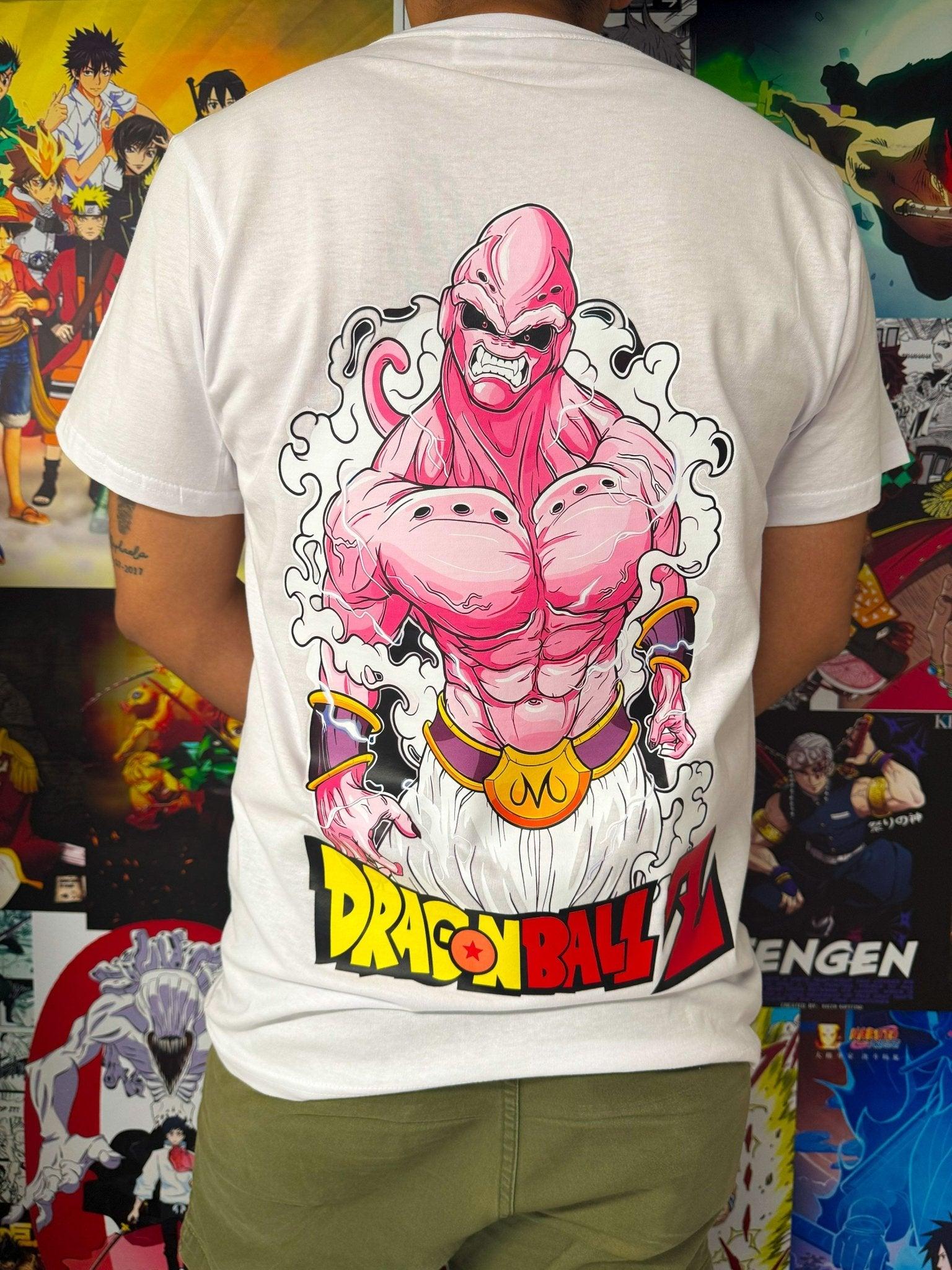 Maglietta bianca anime con Majin Bu di Dragon Ball Z stampato sul retro, sfondo manga colorato.