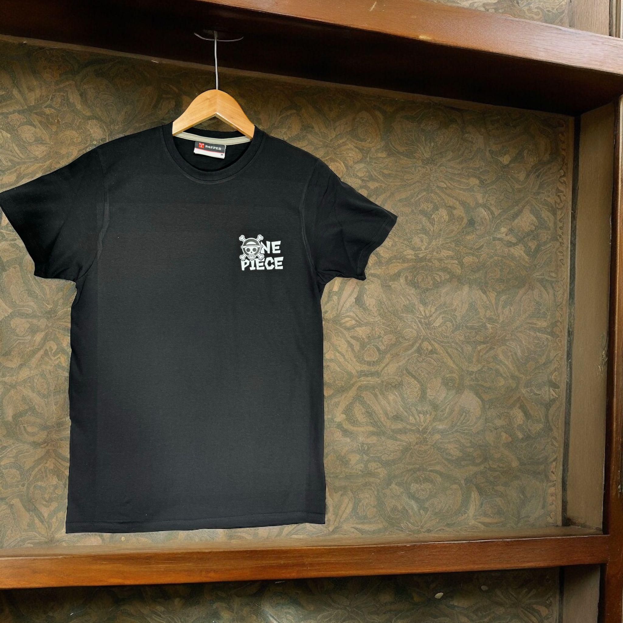 T-shirt nera One Piece con logo Mugiwara stampato sul petto, appesa su gruccia.