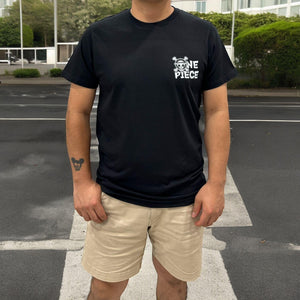 T-shirt nera One Piece con logo Mugiwara ricamato, indossata da uomo all'aperto
