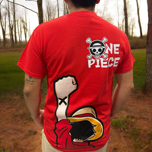 T-shirt rossa One Piece con stampa Mugiwara e logo Jolly Roger, indossata all'aperto.