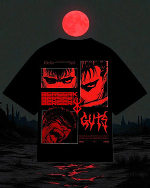 Maglietta oversize nera Berserk Guts con grafica anime rossa, luna piena sullo sfondo.