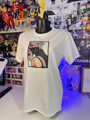 T-shirt bianca anime ricamata con illustrazione di personaggio mascherato stile manga, sfondo con poster anime.