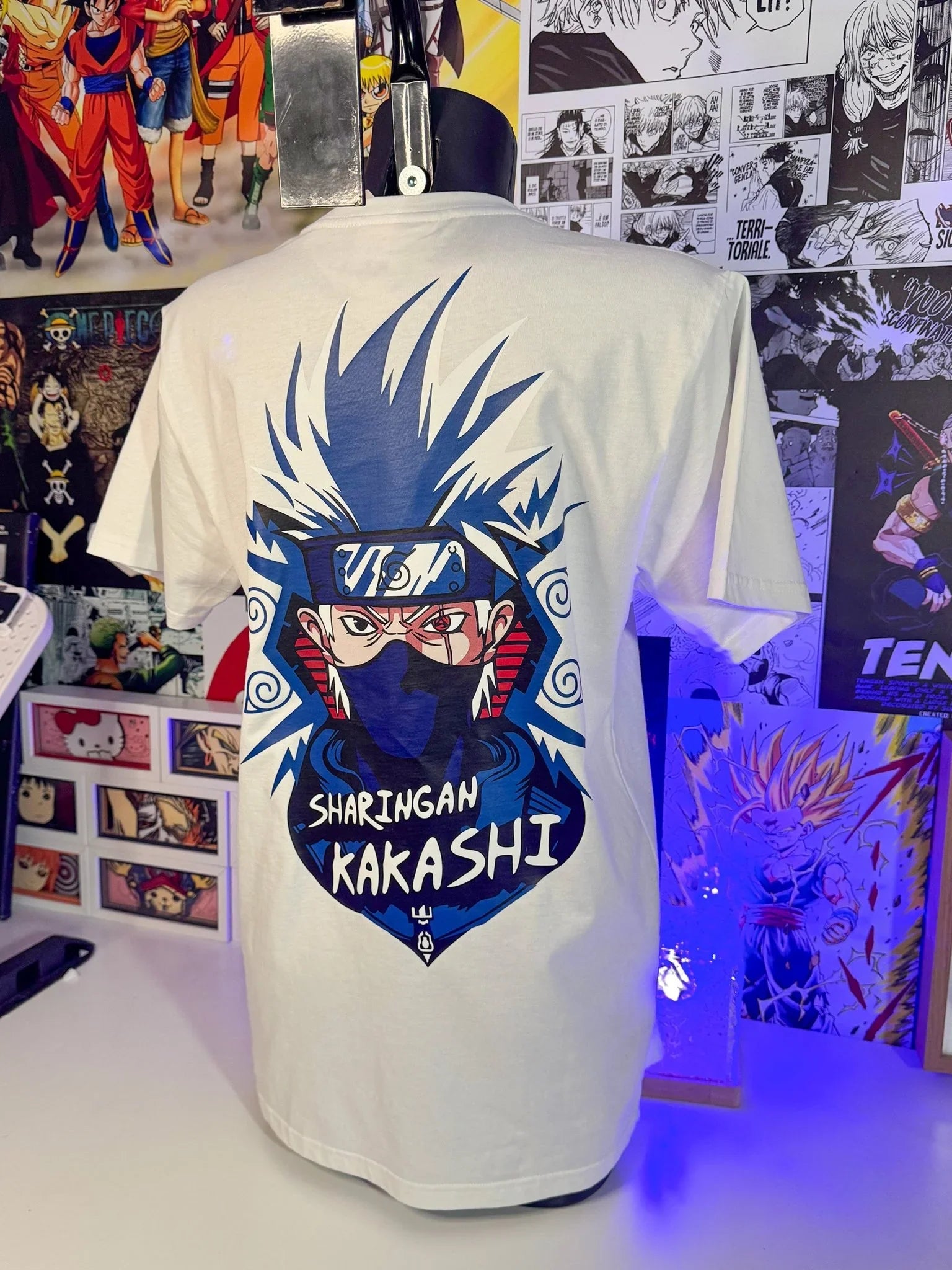 T-shirt bianca anime ricamata con stampa gigante di Kakashi Sharingan sul retro, stile giapponese.