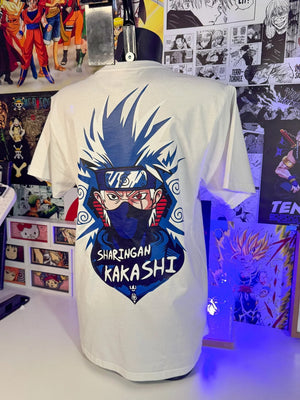 T-shirt bianca anime ricamata con stampa gigante di Kakashi Sharingan sul retro, stile giapponese.