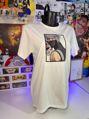 T-shirt bianca premium ricamata con personaggio anime mascherato, sfondo manga colorato.