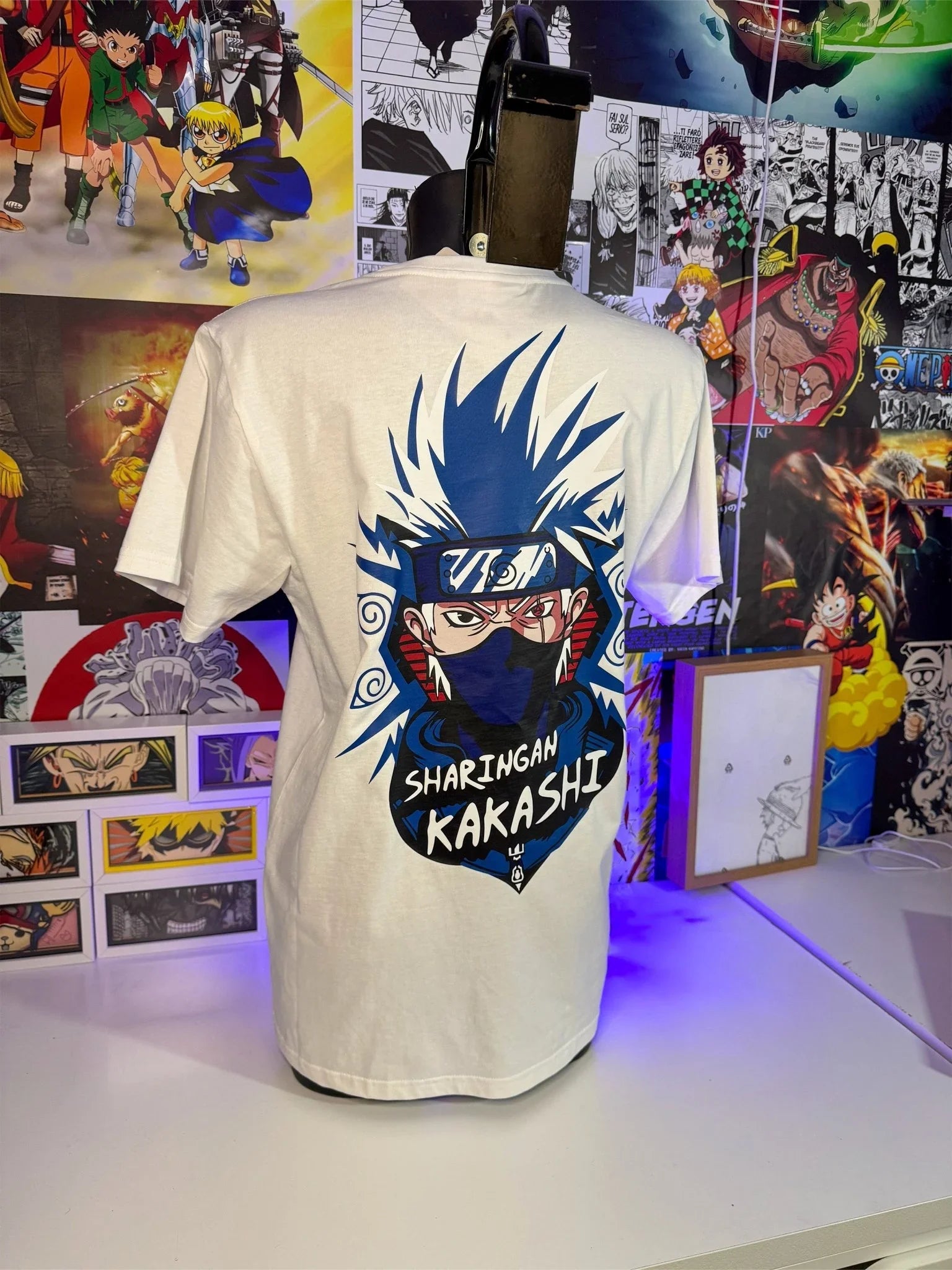 T-shirt bianca anime ricamata con grande stampa di Kakashi e scritta Sharingan sul retro