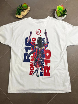 T-shirt bianca oversize con stampa colorata di calciatore in stile Barcellona, testo R10 Ronaldinho sulla schiena.