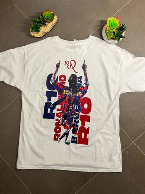 T-shirt bianca oversize con stampa colorata di calciatore, scritte Ronaldinho e Barcellona sulla schiena.