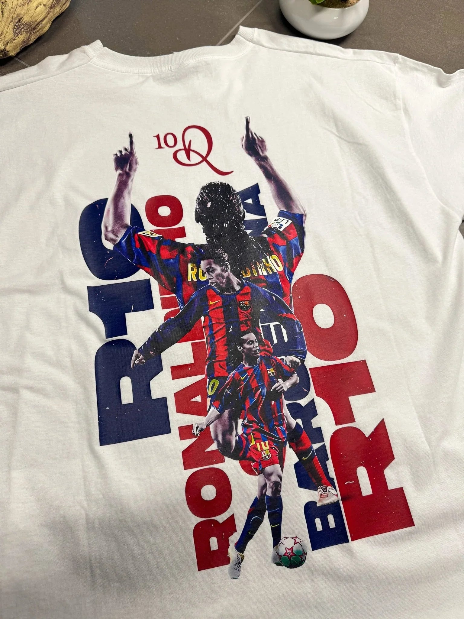 T-shirt bianca con stampa oversize di calciatore in maglia blaugrana, numero 10, nome Ronaldinho.