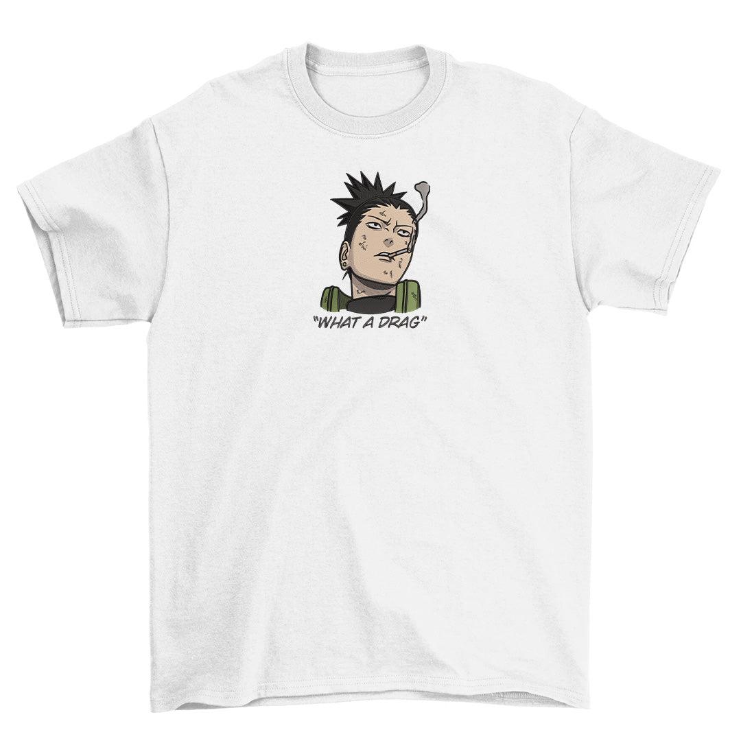 T-shirt bianca con ricamo personaggio anime Shikamaru Nara e scritta 'What a drag'.