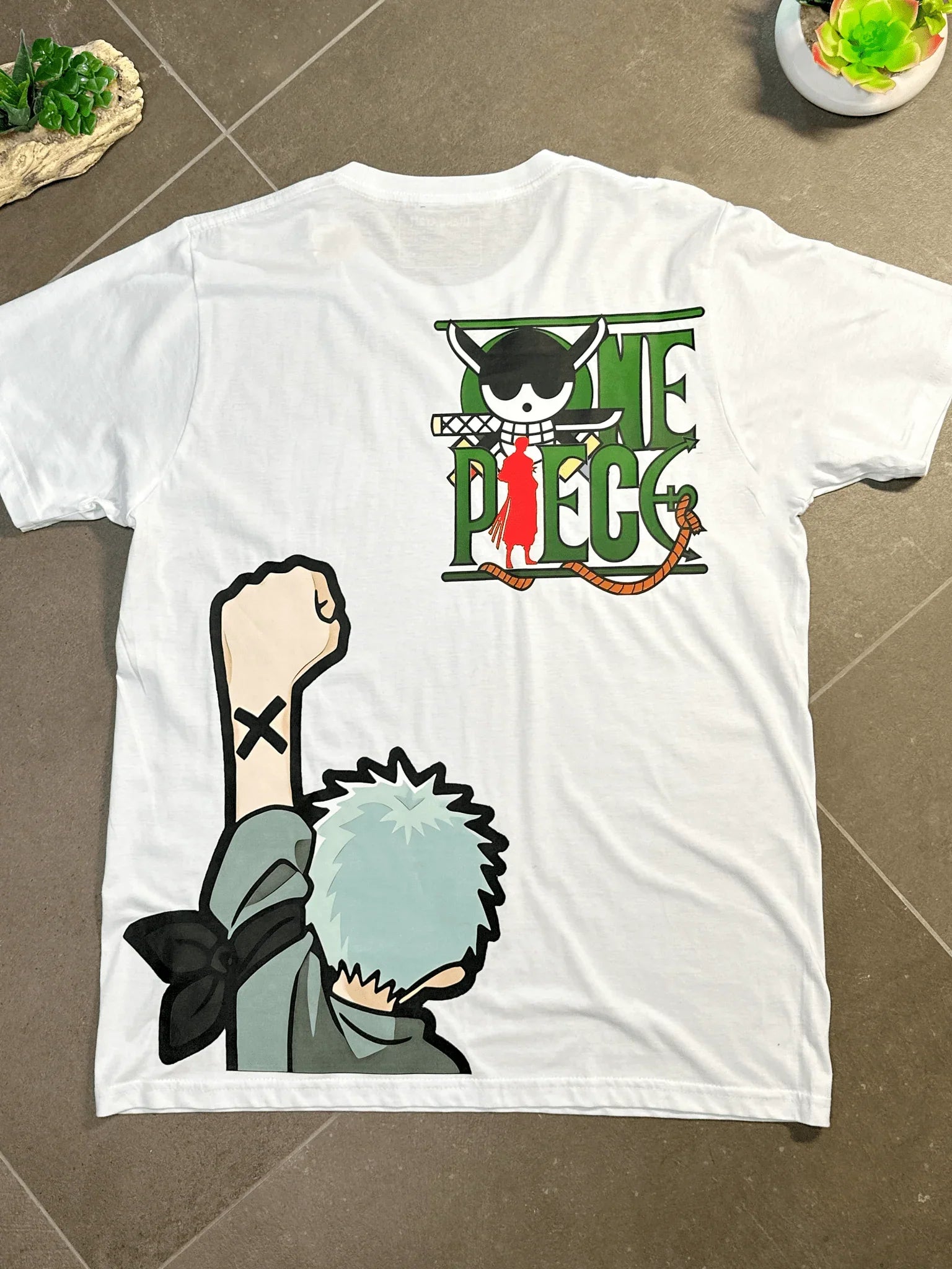 Maglietta bianca anime con stampa Zoro Roronoa e logo One Piece, vista posteriore