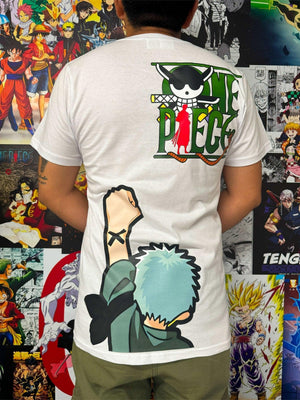 T-shirt bianca anime con stampa Zoro Roronoa One Piece, indossata davanti a poster anime.