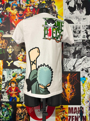 T-shirt bianca con stampa Zoro Roronoa One Piece, sfondo con poster anime colorati.
