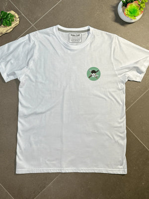 T-shirt bianca con ricamo Zoro Roronoa One Piece, dettaglio stilizzato in verde