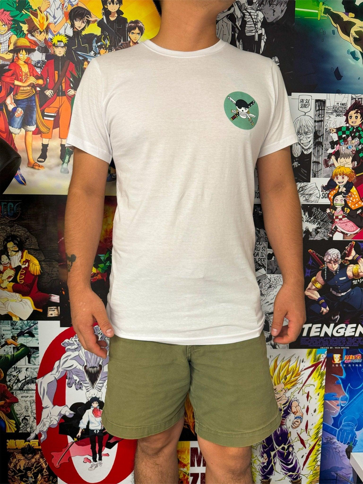 T-shirt bianca anime con logo ricamato Zoro Roronoa One Piece, indossata da uomo