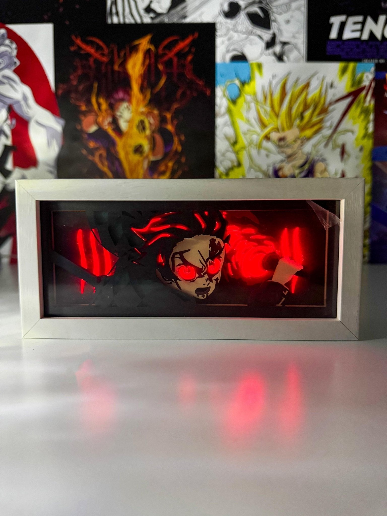 Box led luminoso anime con personaggio ispirato a Demon Slayer, sfondo poster anime.